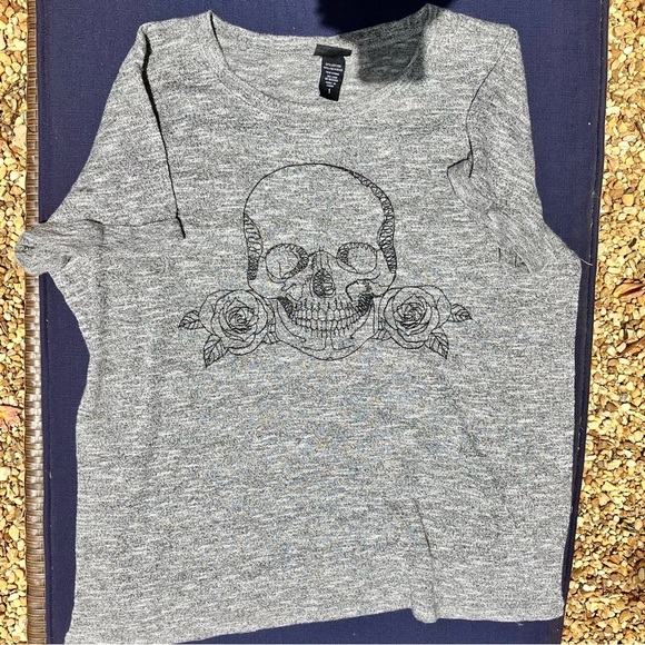 Torrid Gray Skull Roses Graphic short sleeve Tee plus size 1 emo grunge goth - Picture 2 of 5